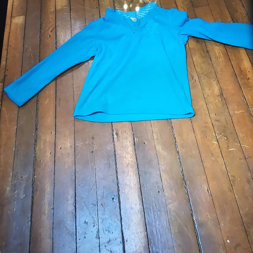 Sweatshirt do not know the brand you can read it and it's light color